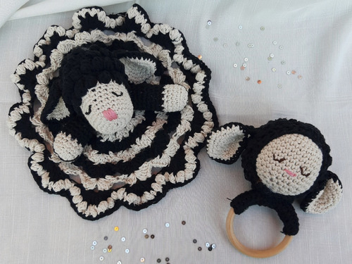 Imagen 2 de 4 de Combo Rebecca - Manta De Apego Y Sonajero Tejida Al Crochet
