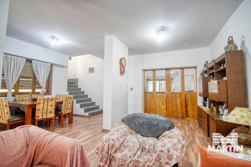 Casa 6 Ambientes, 7 Cuadras De Av. Maipú, Suite, Toilette, Play, Cochera Y Jardín.