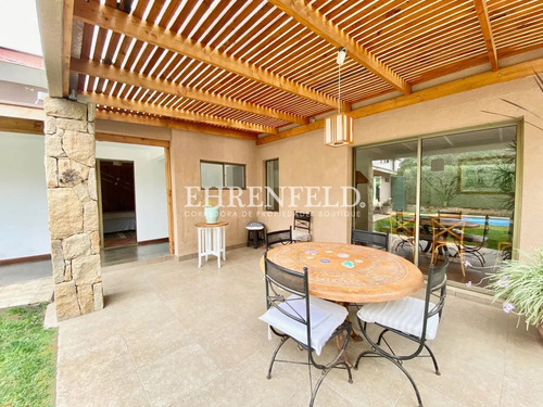 Los Romeros, Concón. Casa De Cómodos Espacios