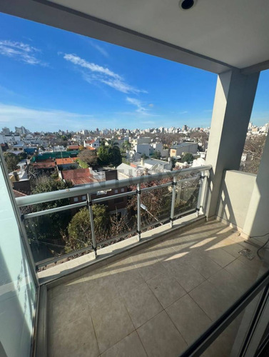 Venta De 1 Departamento Con Balcón Y Cochera En La Plata.