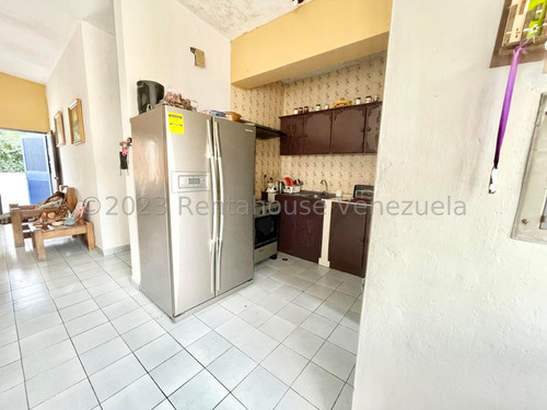 César Bullones Vende Cómodo Apartamento En Cabudare Centro, Lara 24-9311