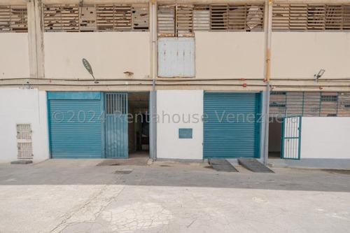 Local Comercial De 900 M2 Ubicado En La Zona Industrial De San Antonio