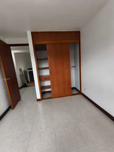 Vendo Apartamento Con Excelente Ubicación En La Parte Baja De La Loma De Los Bernal.