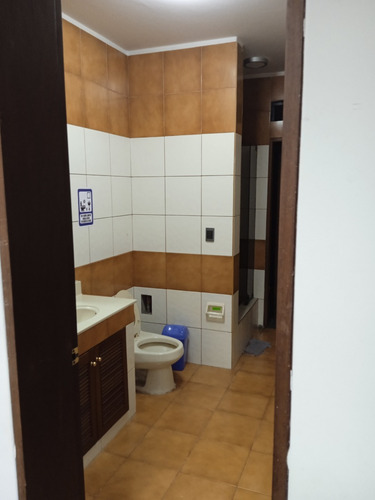 Alquiler De Oficina 135m2, Con 5 Ambiente Con Buen Confort.