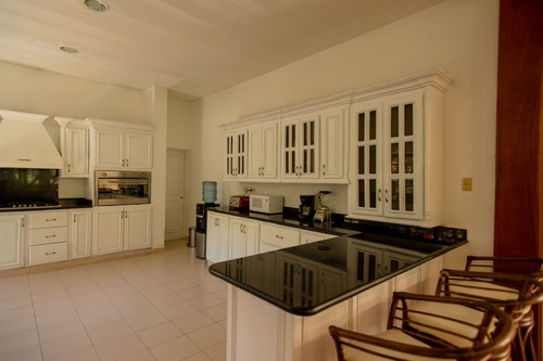 Vendo Magnífica Villa En Metro Country Club, Una Mansión De Lujo En Juan Dolió, República Dominicana