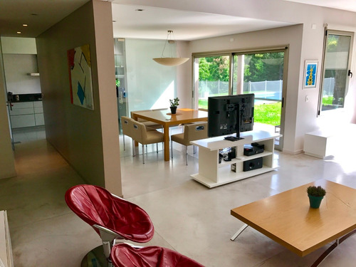 Imagen 7 de 14 de Dueño Vende Casa De Diseño 4 Ambientes Con Dependencia