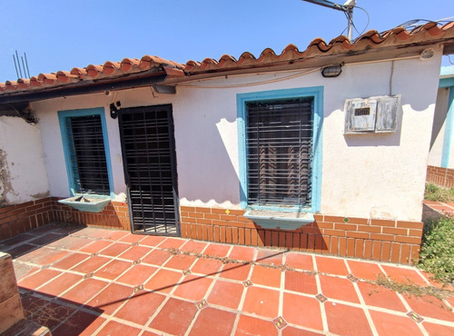 Imagen 2 de 8 de Casa En La Encrucijada Los Overos. Urb Araguaney 04128900222