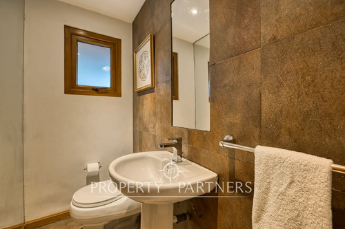 Casa Chilena En Sector Residencial, Cercana A Cole...
