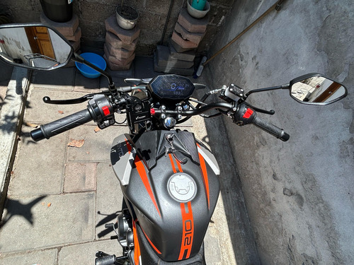 210 Cc, Color Gris Con Naranja