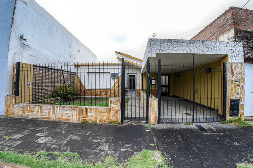 Venta! Casa Con Cochera En Barrio Azcuenaga!