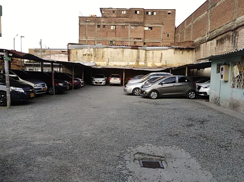 Parqueadero A 2 Cuadras De La Iglesia La Ermita De Cali - Venta