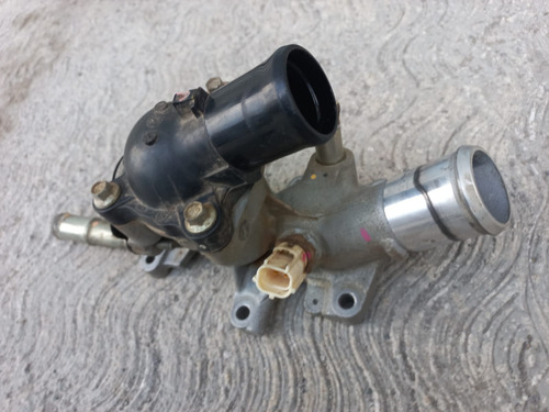 Toma Agua Con Termostato Mazda 2 Yaris R 2016-2020 (Usado)