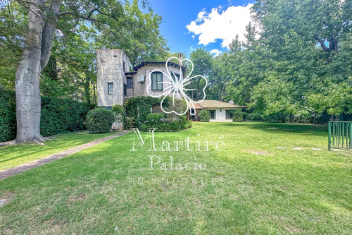Casa En Venta. Barrio Los Tilos. Jardin Y Pileta
