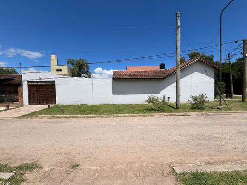 Casa Sobre Esquina (barrio Los Sauces)