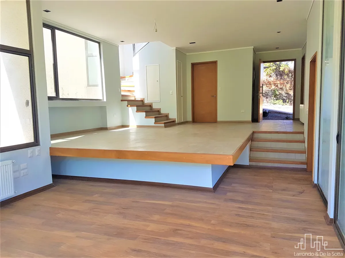 Imagen 2 de 11 de Preciosa, En Condominio 3d+3b+estar - Alvaro Casanova