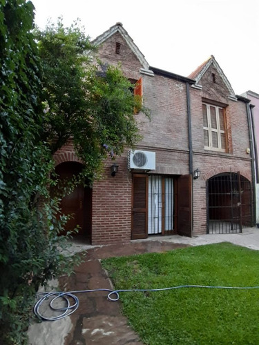 Imagen 2 de 23 de Casa En Venta De 5 Ambientes Con Cochera Y Jardín - Adrogué