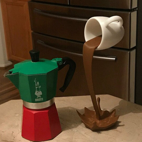Taza De Café Que Se Derrama Flotante Para Decoración De Mesa