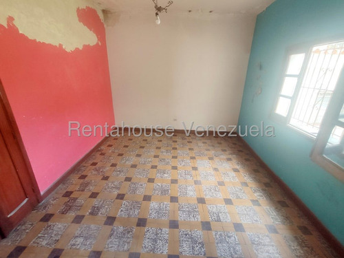 Amplia Casa De 2 Niveles ,para Remodelar A Su Gusto En Venta Ubicada En El Paraíso 25-17760