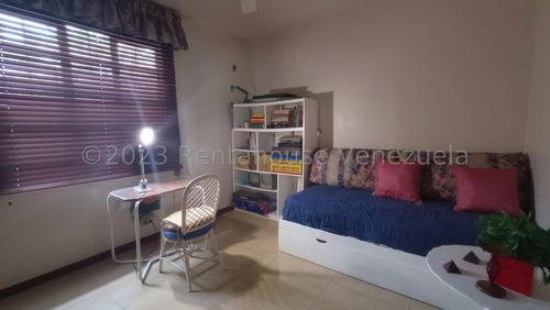 Hermosa Y Amplia Casa Quinta, De 3 Niveles, Ubicada En Una De La Mas Exclusivas Zonas Del Norte De Valencia, El Parral, Amplio Jardín Con Parrillera, Piscina Y Área Social Techada