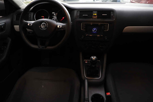Imagen 12 de 15 de Volkswagen Jetta 2017 4p Trendline L5/2.5 Man
