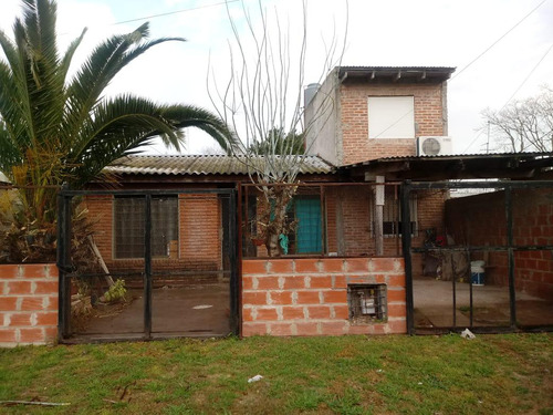 Casa En Venta - 4 Dormitorios, 2 Baños - 48mts2 Sobre Lote De 220mts2 - Berisso