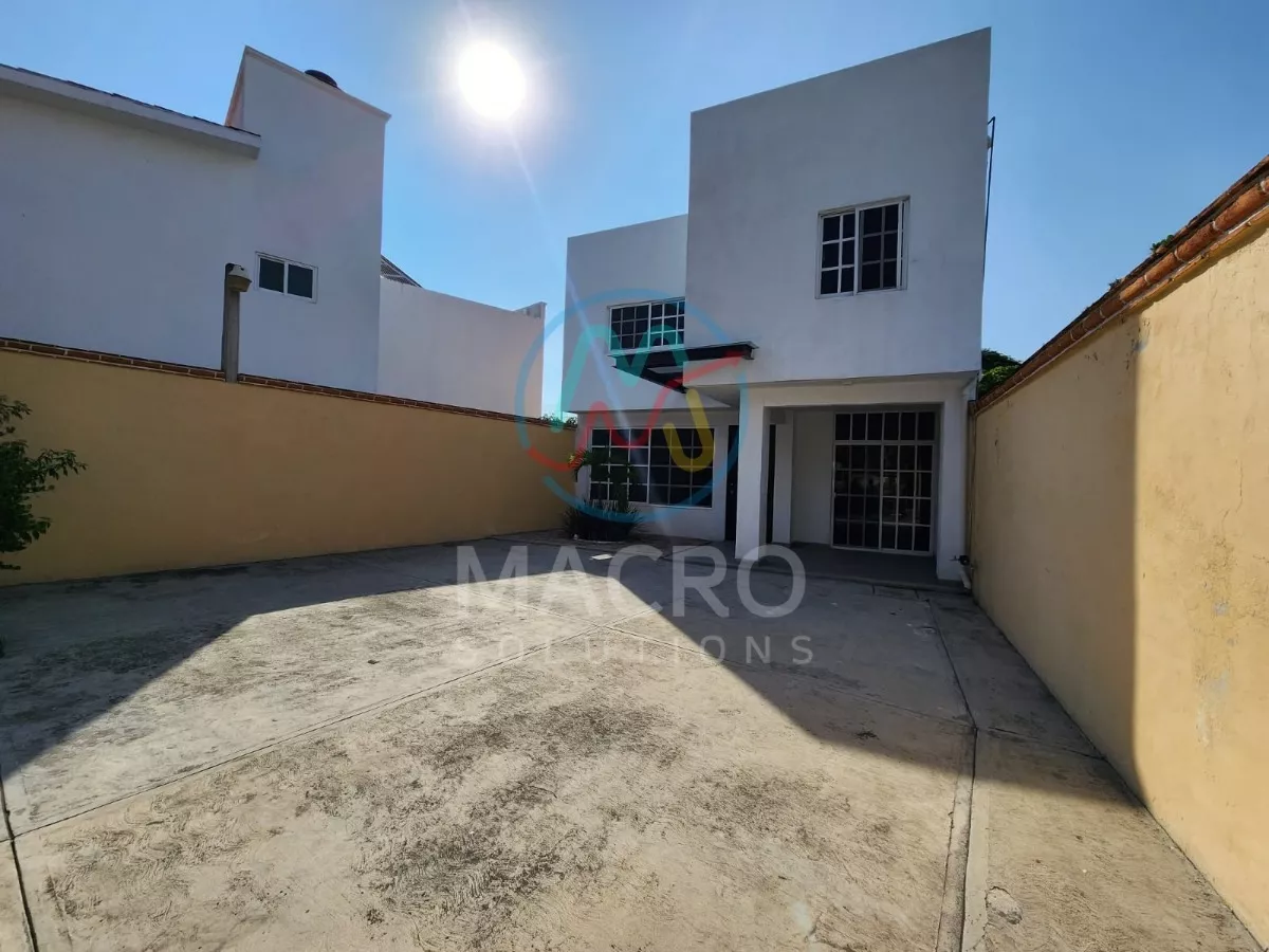 En Venta Casa De 2 Niveles Y 3 Recamaras En Col. Ignacio Zaragoza Con Jardin