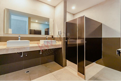 Oficna En Venta En Humana Workcenter, Playa Del Carmen.