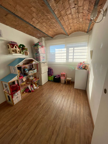 Casa Prox. Soca Y Rivera. Patio Con Parrillero. 2 Garajes. Calle Tranquila