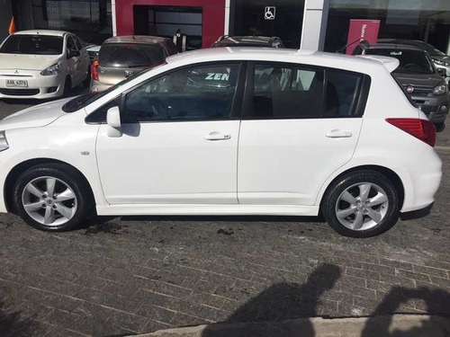 Imagen 4 de 6 de Nissan Tiida 2010 1.8 Emotion Mt
