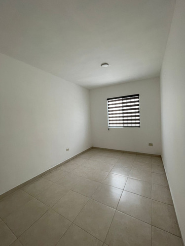 Casa En Fraccionamiento Privado, 3 Recámaras, 2.5 Baños, Doble Cochera, Vigilancia 24/7, Cocina De Cuarzo