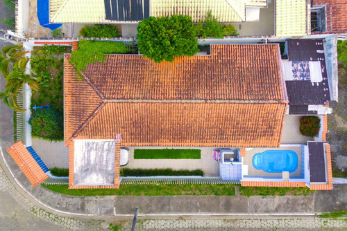 Casa Com Piscina À Venda Na Deslumbrante Praia De Peruíbe.
