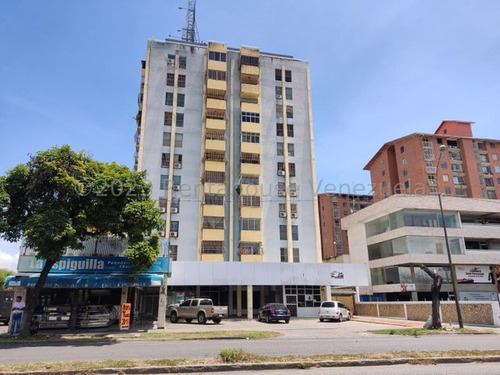 Rafael Gamarra Vende Amplio E Iluminado Apartamento Ubicado En Una De Las Principales Avenidas De La Ciudad, Cuenta Con Vigilancia Privada Las 24 Horas. 4 Habitaciones, 3 Baños, Cocina, Comedor, Sala 