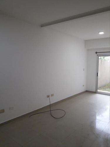 Monoambiente En Alquiler, Amplio