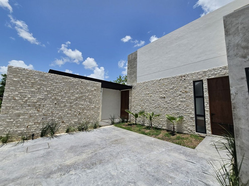 Casa En Venta En Privada Residencial Alura, Cholul.