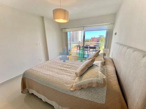 Apartamento En Venta Sunrise Tower 2 Dormitorios Mas Servicio Punta Del Este - Ref : Eqp5692