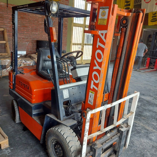 Imagen 2 de 4 de Autoelevador Toyota 1,5 Tn Naftero Impecable