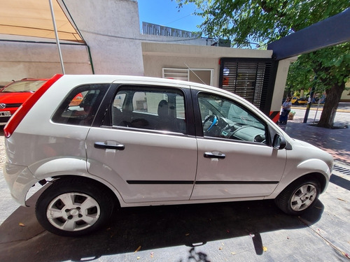 Imagen 3 de 15 de Ford Fiesta 2010 1.6 Ambiente Mp3