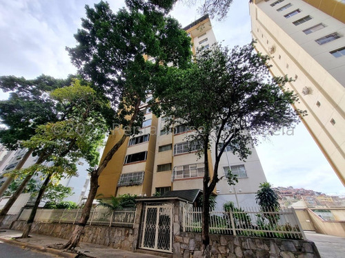 En Venta Amplio Apartamento La Urbina - Calle Cerrada Con Vigilancia  Nb 4-1734