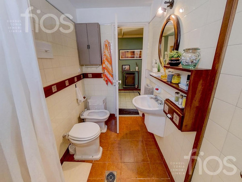 Venta Casa 6 Dormitorios Cochera Jardín Dos Plantas En Barrio Roque Saenz Peña