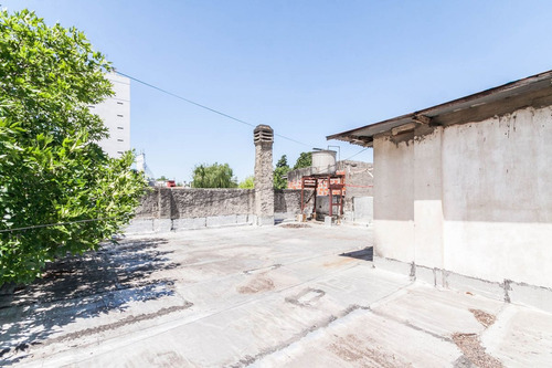 Depósito En Venta Con Departamento De 4 Ambientes