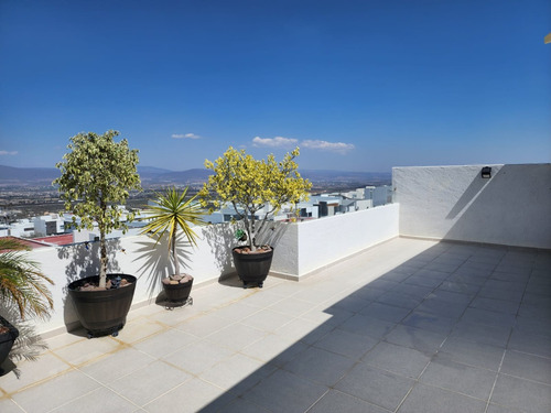 Casa En Venta Con Espacios Amplios (trato Directo)