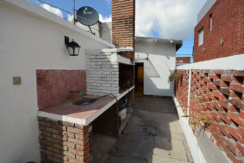 Casa Dos Dormitorios En Venta En Cerro Con Garage