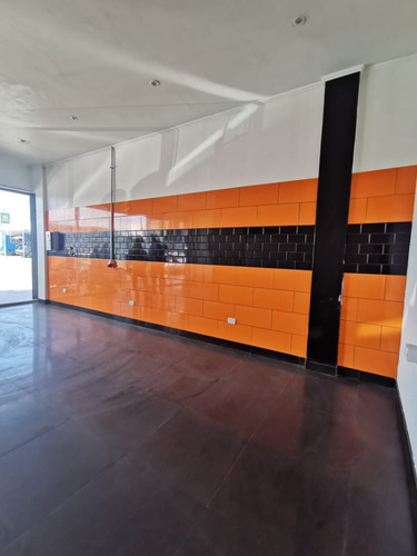 Excelente Local Comercial En Concurrido Strip Center