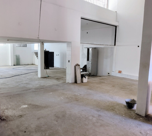 Oficinas En Liniers Con Multiples Salones Con Patio