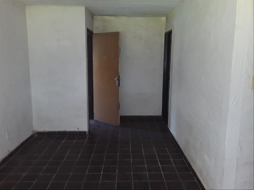 Apartamento En Planta Baja, De 3 Dormitorios En Cobena.