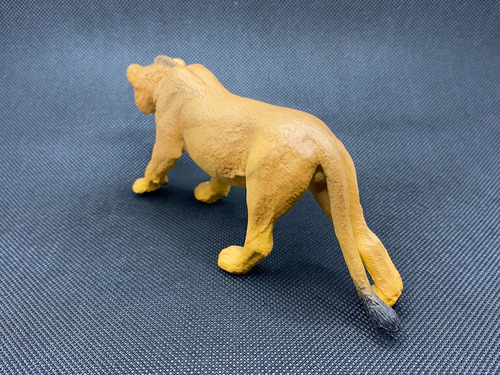 Figura Safari Ltd - Leão Macho Adolescente - 13cm Comprim.