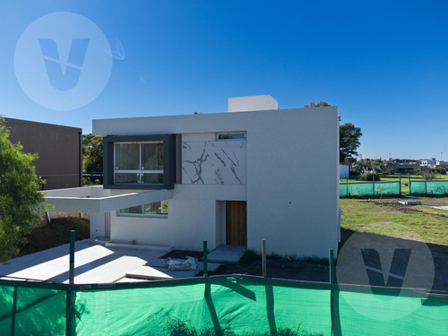 Casa En Venta Con Renta - Barrio Santa Juana, Canning