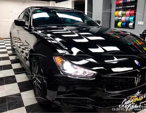 La pintura negra brillante en el coche deportivo shimmerin