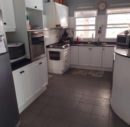 Casa 5 Dormitorios, Jardín, Piscina En Barrio Los Jazmines