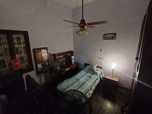 Casa Al Frente Con Cochera Y Patio En Barrio Sargento Cabral, Santa Fe